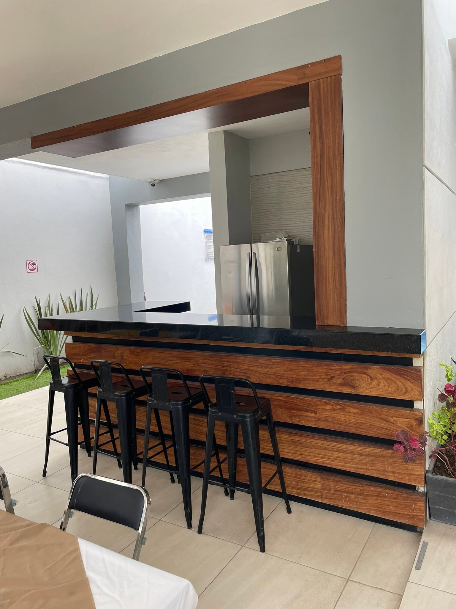 Barra con Bancos Altos - Terraza La Opulenza